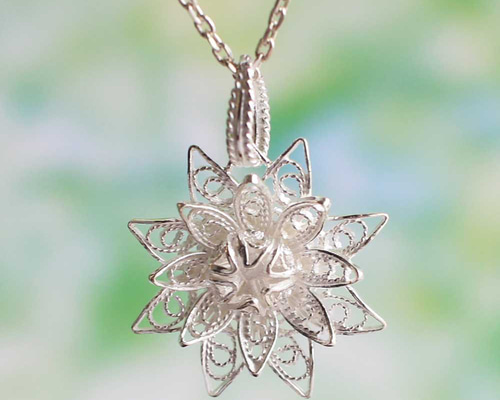 プラチナペンダントトップ　蓮の花デザイン プラチナペンダントトップ蓮の花デザイン