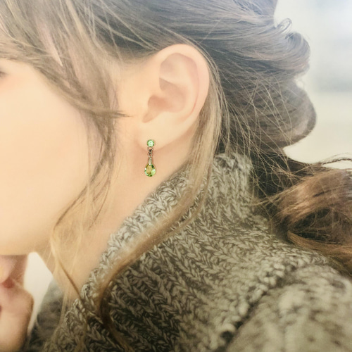 限定透き通る緑 CZとガラスのドロップピアス【ペリドット色