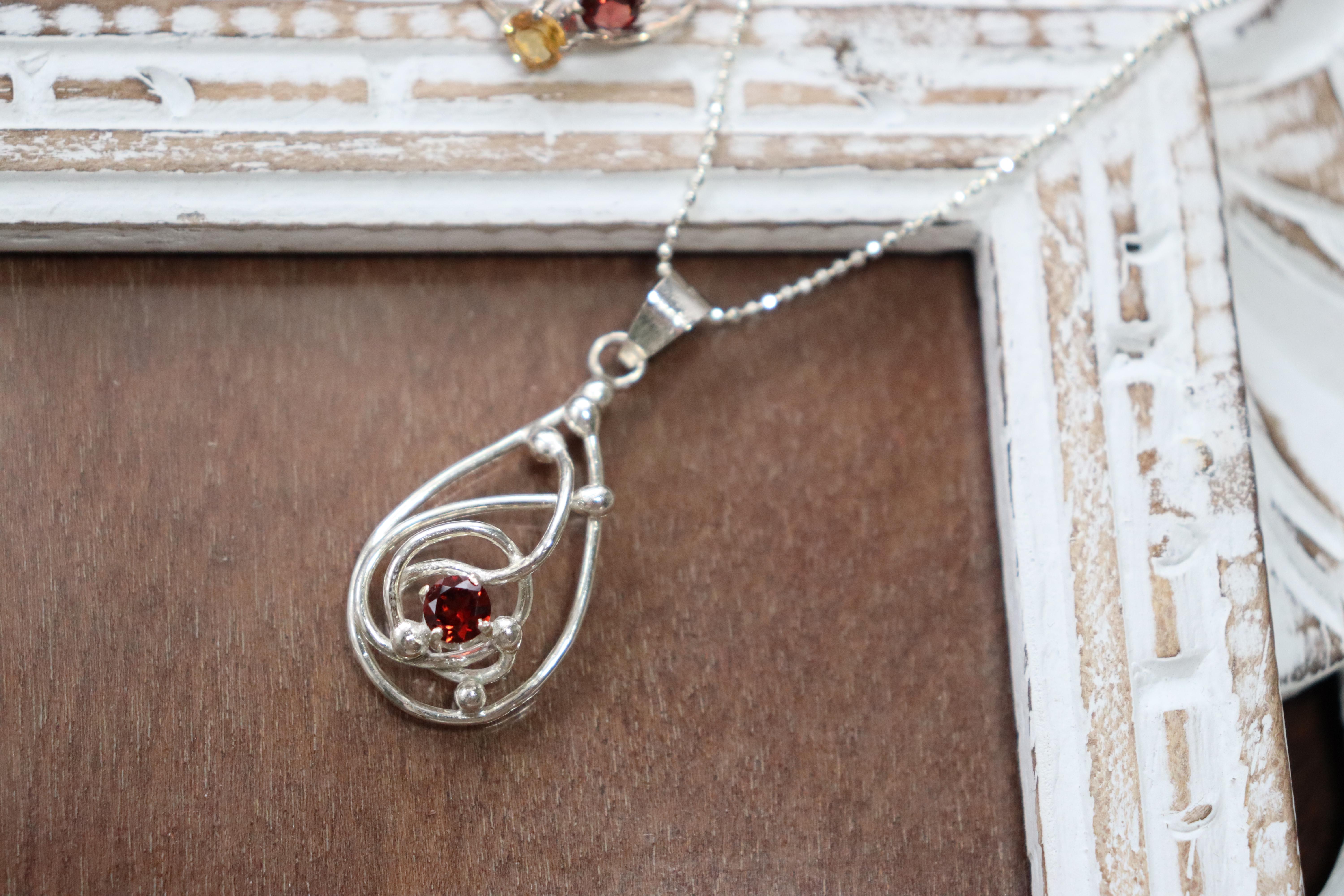 ティアドロップ線玉ネックレス ガーネット シルバー950 しずく型 925 彫金 天然石 一点物