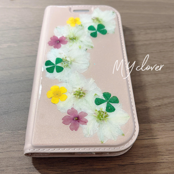 ＊本物のお花＊　四つ葉のクローバー＊千鳥草＊　押し花スマホケース　【多機種対応】＊上品なお花のアーチで＊おとな女子に＊ 3枚目の画像