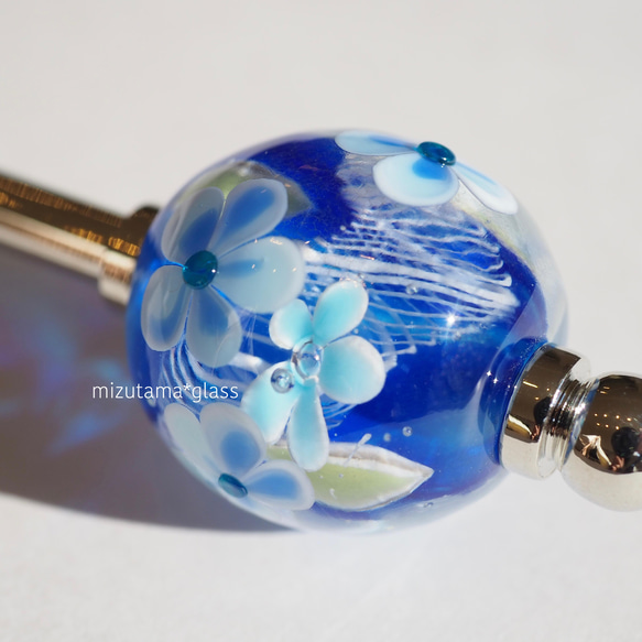 とんぼ玉かんざし〈レトロな花柄・青〉 3枚目の画像