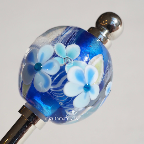 とんぼ玉かんざし〈レトロな花柄・青〉 2枚目の画像
