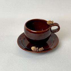 【受注制作品】タイヤキのコーヒーカップとソーサー（アメ色、ソーサー親子タイプ） 1枚目の画像