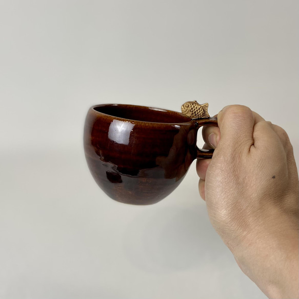 【受注制作品】タイヤキのコーヒーカップとソーサー（アメ色、ソーサー親子タイプ） 3枚目の画像