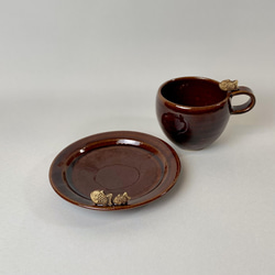 【受注制作品】タイヤキのコーヒーカップとソーサー（アメ色、ソーサー親子タイプ） 2枚目の画像