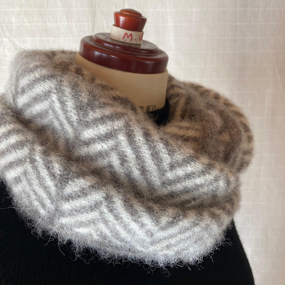 蓬鬆的羊駝絨針織圍脖：人字針織 第1張的照片