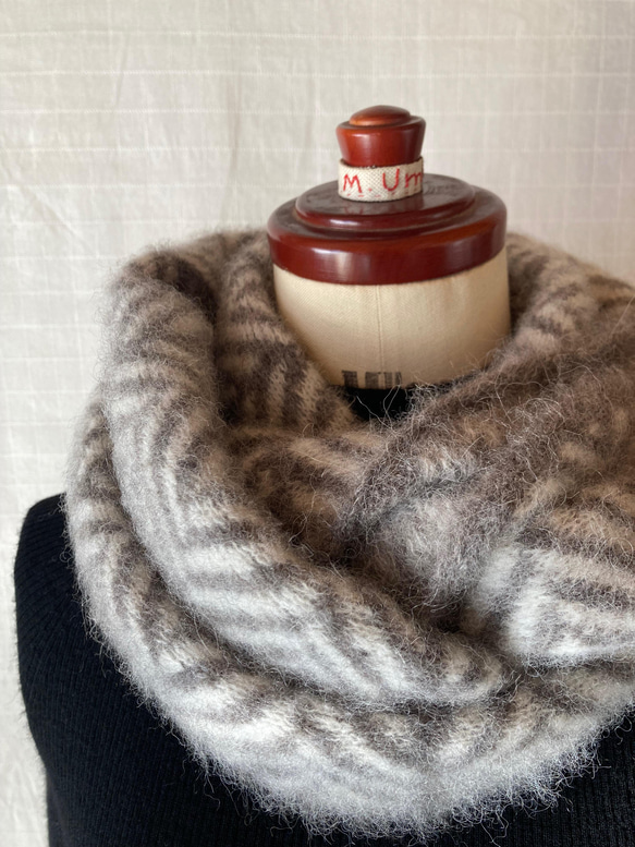 蓬鬆的羊駝絨針織圍脖：人字針織 第3張的照片