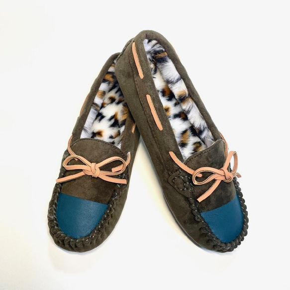 “24.0 cm SALE”輕巧輕鬆！溫暖的雙色緞帶軟皮鞋搭配純色蟒蛇皮（苔綠色 x 深綠色） 第2張的照片