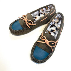 “24.0 cm SALE”輕巧輕鬆！溫暖的雙色緞帶軟皮鞋搭配純色蟒蛇皮（苔綠色 x 深綠色） 第1張的照片