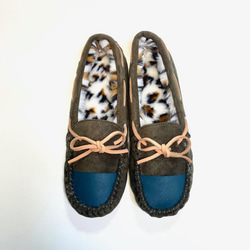 “24.0 cm SALE”輕巧輕鬆！溫暖的雙色緞帶軟皮鞋搭配純色蟒蛇皮（苔綠色 x 深綠色） 第4張的照片