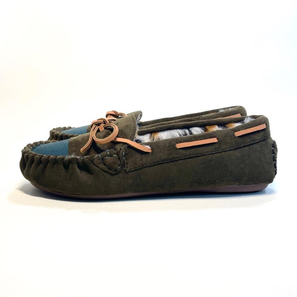 “24.0 cm SALE”輕巧輕鬆！溫暖的雙色緞帶軟皮鞋搭配純色蟒蛇皮（苔綠色 x 深綠色） 第3張的照片