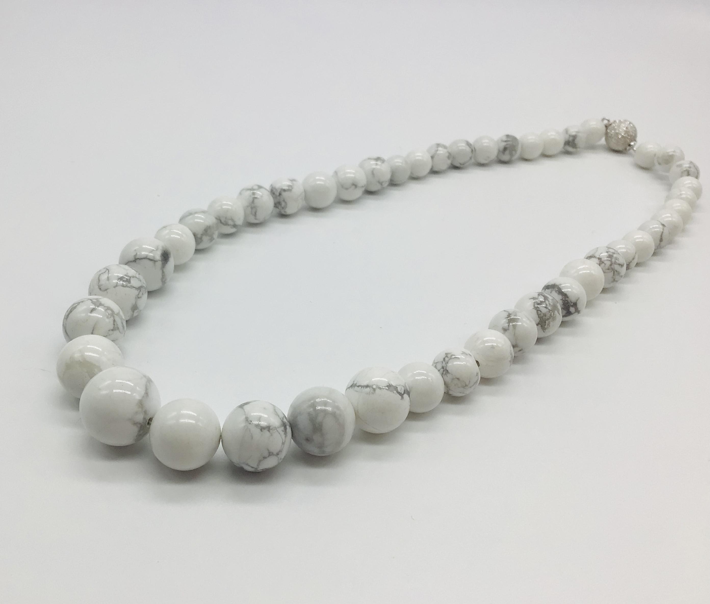 天然石　ホワイトハウライトのネックレス