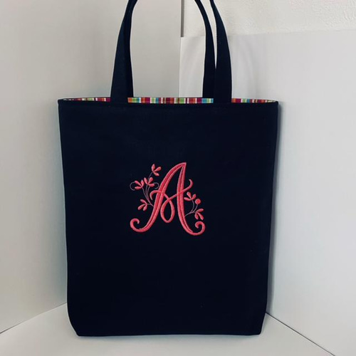 選べるイニシャル刺繍A4縦型の帆布のトートバッグ ブラック