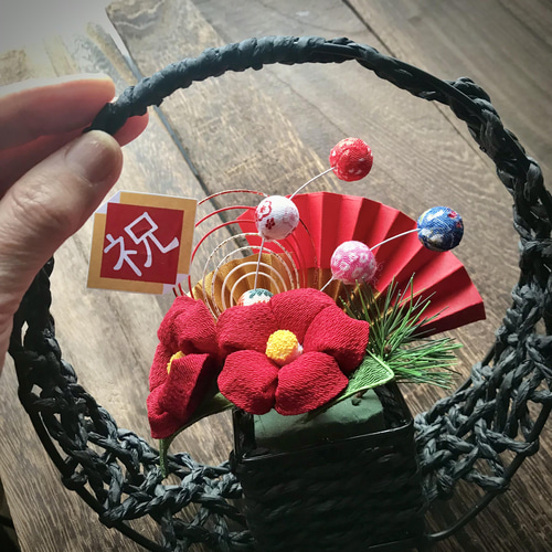お正月ハンドメイド2022 つまみ細工のカゴ飾り 椿 しめ縄・しめ飾り