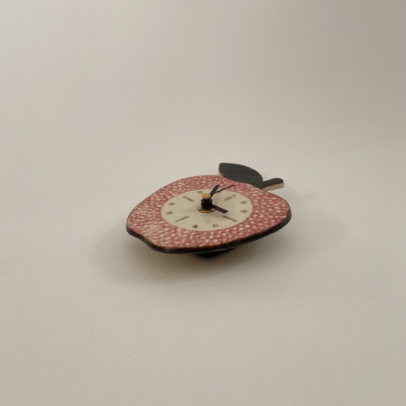 赤いりんごの掛け時計 陶器 3枚目の画像