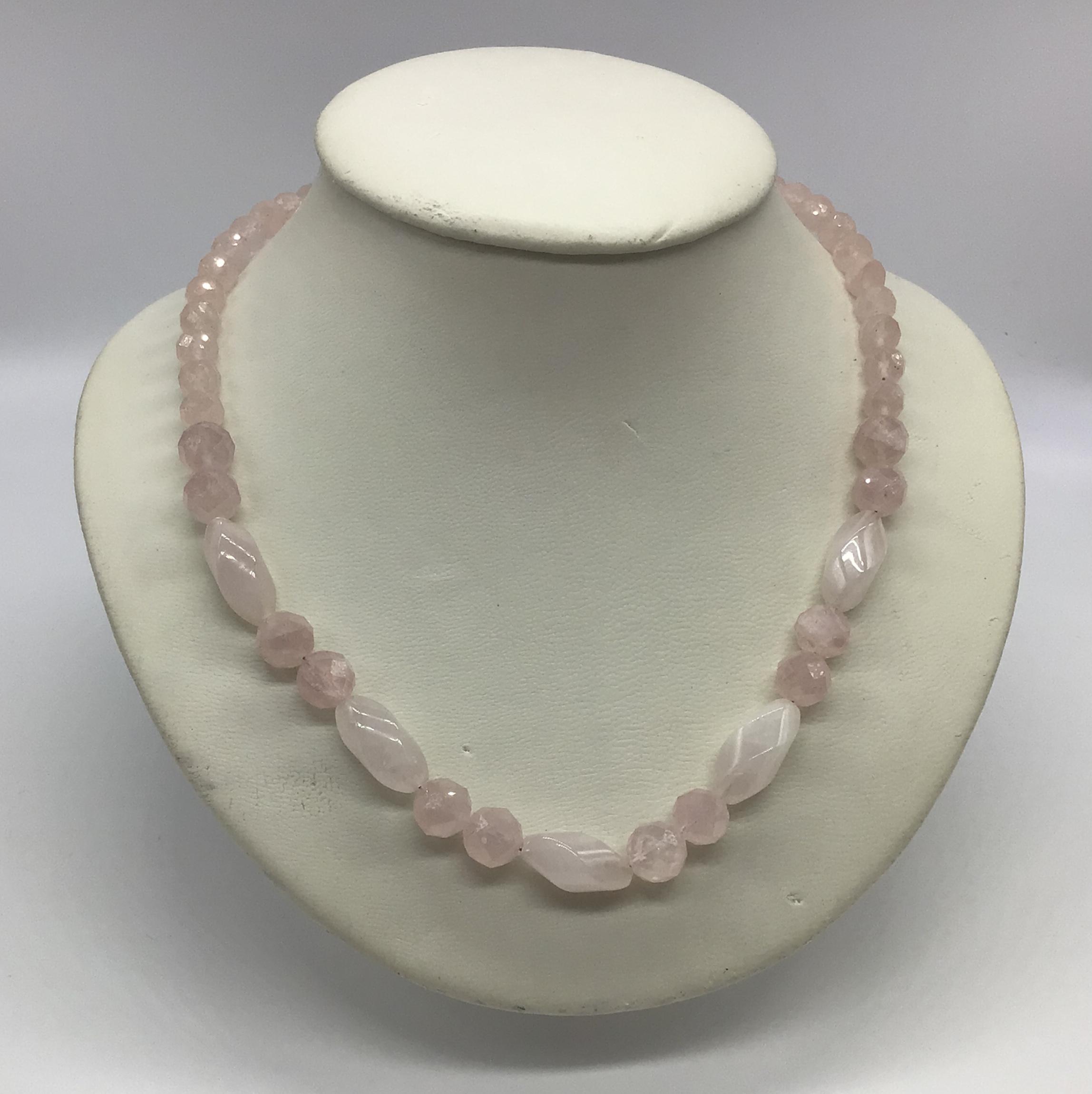 天然石　ローズクォーツのネックレス