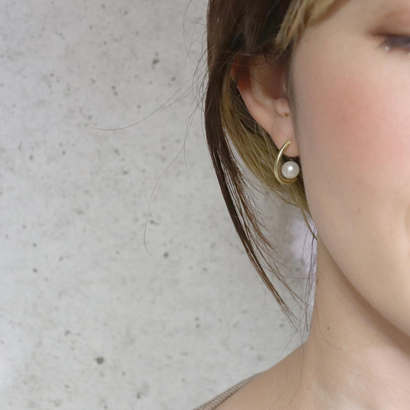 freckle【yuwai ゆわい】M パールピアス × 両耳用 真鍮製 淡水パール 4枚目の画像