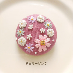 【親子お揃い】刺繍ブローチ&ヘアゴム『秋桜リース』 2枚目の画像