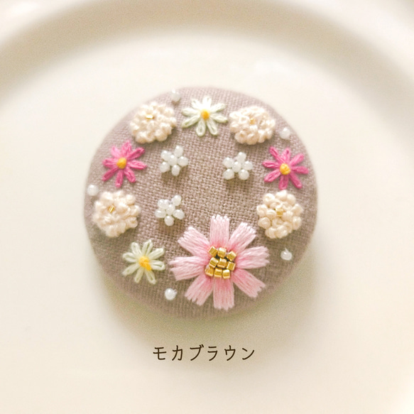 【親子お揃い】刺繍ブローチ&ヘアゴム『秋桜リース』 3枚目の画像