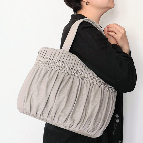 スモッキング刺繍トートバッグ(小) ｰCARRYiN ecru beige ｰ 12枚目の画像