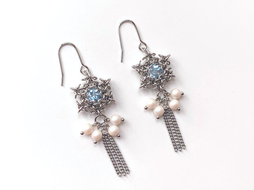 スノーフレークな耳飾り (スカイブルートパーズ)