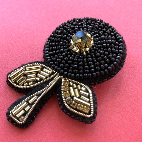 ビーズ刺繍ブローチ ビーズたっぷりお花型 ブラック×ゴールド