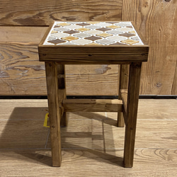 サイドテーブルにもなるタイル張りスツール ランタンブラウン