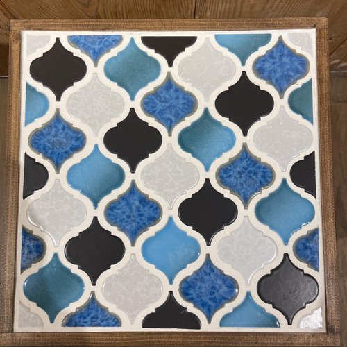 サイドテーブルにもなるタイル張りスツール ランタンブルーミックス