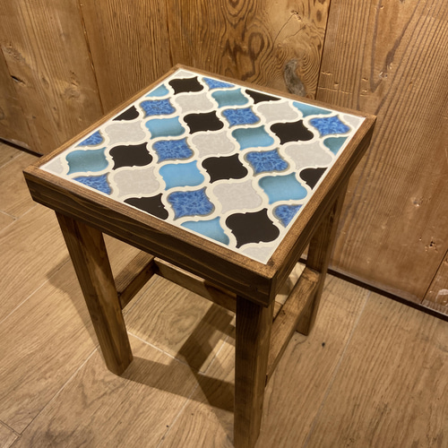 サイドテーブルにもなるタイル張りスツール ランタンブルーミックス