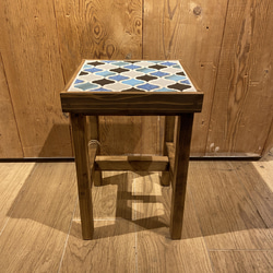 サイドテーブルにもなるタイル張りスツール ランタンブルーミックス