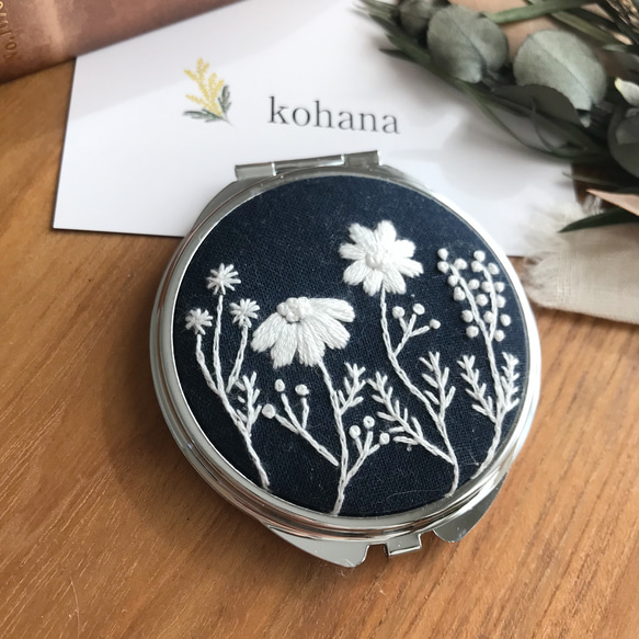 【手鏡 刺繍 コンパクトミラー】1色刺繍 草花／Navy 1枚目の画像