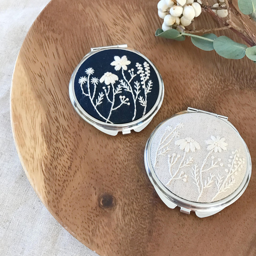 手鏡 刺繍 コンパクトミラー】1色刺繍 草花／Navy 手鏡 kohana 通販