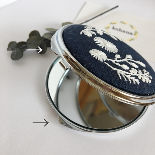 手鏡 刺繍 コンパクトミラー】1色刺繍 草花／Navy 手鏡 kohana 通販