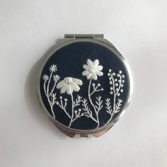 【手鏡 刺繍 コンパクトミラー】1色刺繍 草花／Navy 3枚目の画像