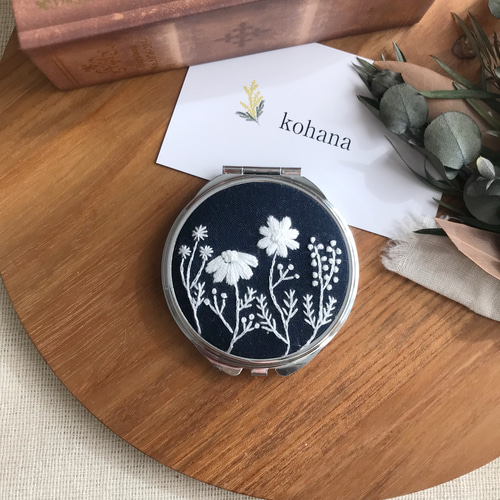 手鏡 刺繍 コンパクトミラー】1色刺繍 草花／Navy 手鏡 kohana