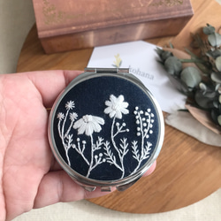 【手鏡 刺繍 コンパクトミラー】1色刺繍 草花／Navy 2枚目の画像