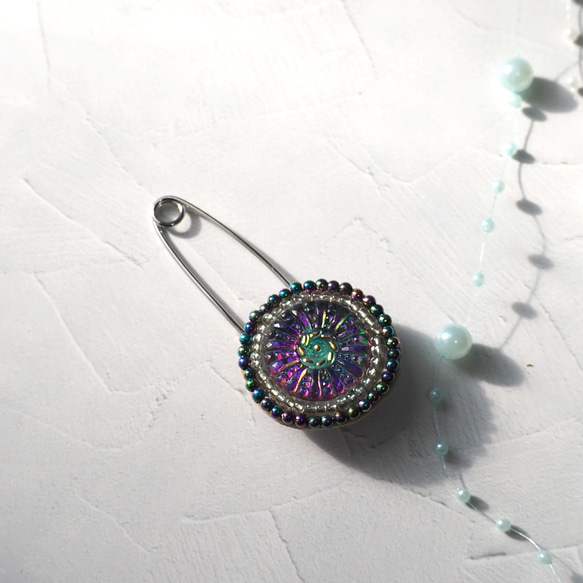 【SALE】ボヘミアの煌めき ✨チェコガラスボタンのストールピン 2枚目の画像