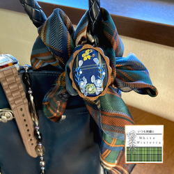 ネイビー系タータンチェックとアンティークローズのリボン刺繡のブローチ 2枚目の画像
