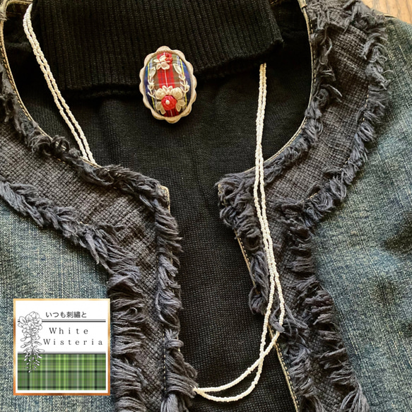 赤カーキ系タータンチェックとアンティークローズのリボン刺繡のブローチ 2枚目の画像