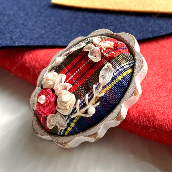 赤カーキ系タータンチェックとアンティークローズのリボン刺繡のブローチ 6枚目の画像