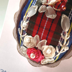 赤カーキ系タータンチェックとアンティークローズのリボン刺繡のブローチ 4枚目の画像