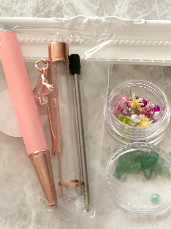 ハーバリウムボールペン　天然石とチャーム付き「魔女の杖」 ハーバリウムボールペン 天然石とチャーム付き「魔女の杖」