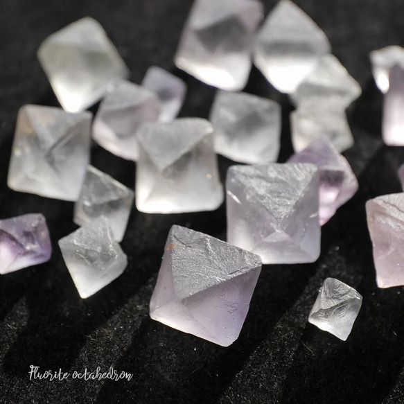 70★数量限定★希少♢天才の石【フローライト八面体結晶♢70g】❤️ 天然石フローライト八面体 約51～53g分詰合せ 約8～24mmサイズ 蛍石
