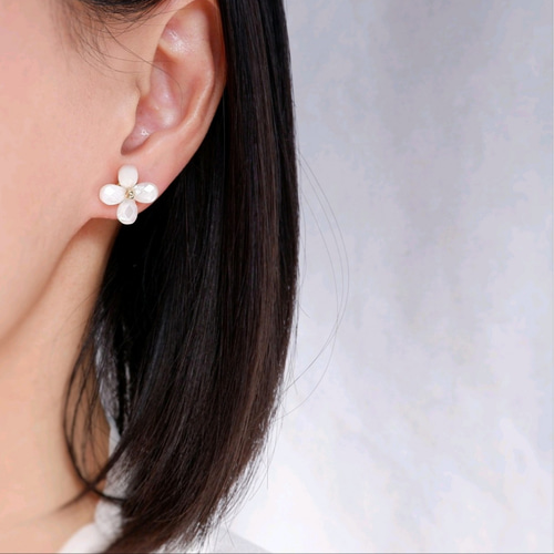 100％本物保証！ salet by Eri Takekawa 白蝶貝の紫陽花ピアス ピアス