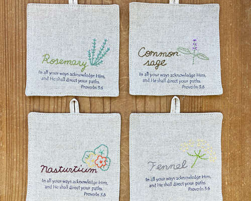 手刺繍入りハンドメイドコースター3枚セット　ハーフリネン 刺繍入りコースター3枚セット(red) | crydderi-cafe