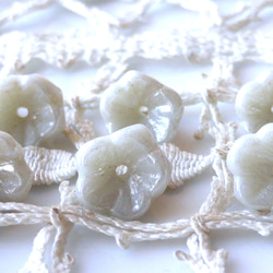 お花　ライトグレー　チェコビーズCzech Glass Beads１０個 2枚目の画像