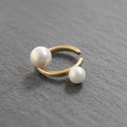 找到一枚鑲嵌珍珠的黃銅耳夾 第5張的照片