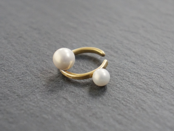 找到一枚鑲嵌珍珠的黃銅耳夾 第5張的照片