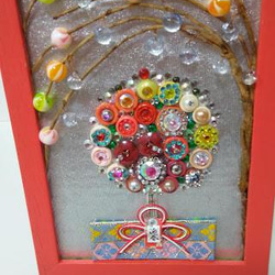 『年末年始飾り』迎春　餅花飾り　柳　お正月　華やか　額縁　ボタンとビーズの創作　 3枚目の画像