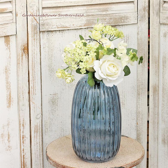 ウランガラス花瓶 (青＆透明のストライプ模様) ウランガラス花瓶 (青＆透明のストライプ模様)